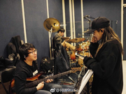 组图：何洁被曝恋情后与刁磊排练不避嫌 又唱又跳活力满满