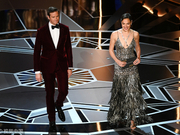 组图：“神奇女侠”搭档艾米·汉莫颁奖 春风满面盛装亮相