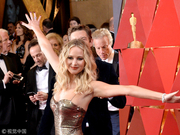 组图：大表姐詹妮弗银色礼服优雅迷人 手舞足蹈兴奋亮相红毯