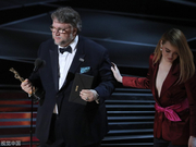 组图：吉尔莫·德尔获奥斯卡最佳导演 紧握奖杯难掩激动之情