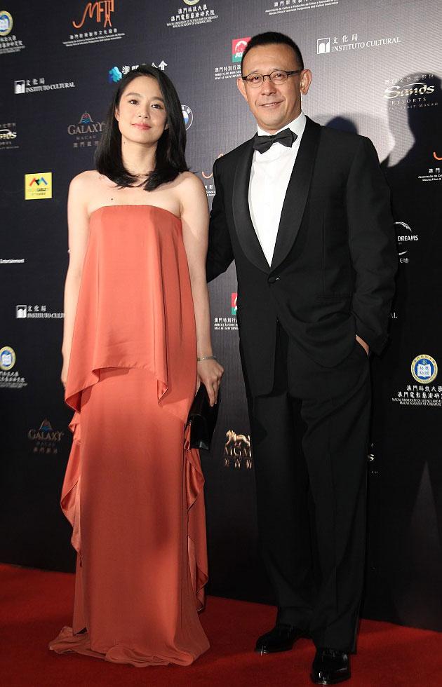 姜文携娇妻周韵恩爱亮相第一届澳门国际电影展开幕仪式