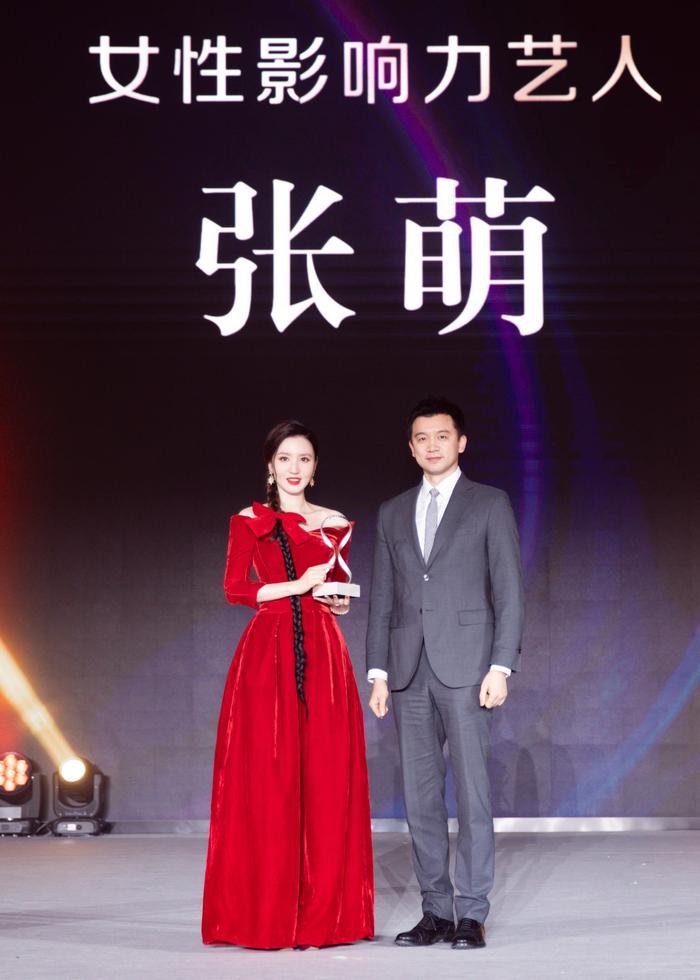 滴滴专车与豪华车事业部总经理杨楠先生为张萌颁奖