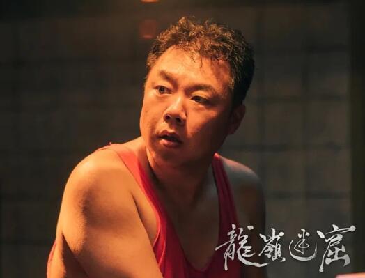 姜超这件红背心