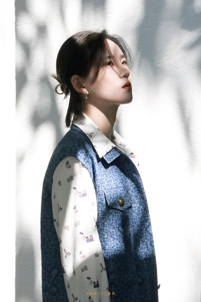 陆柯燃 鲨鱼夹造型 图片来源:@1gnition丨陆柯燃
