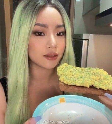 王菊 绿发造型