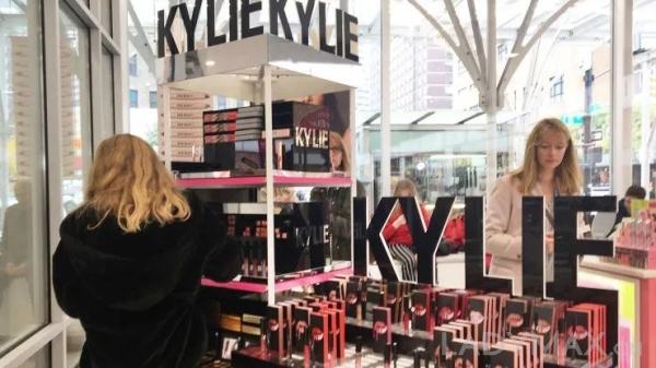 依靠Kylie Jenner在Instagram上的1.51亿粉丝,Kylie Cosmetics销售额仅用一年半就达到4.2亿美元