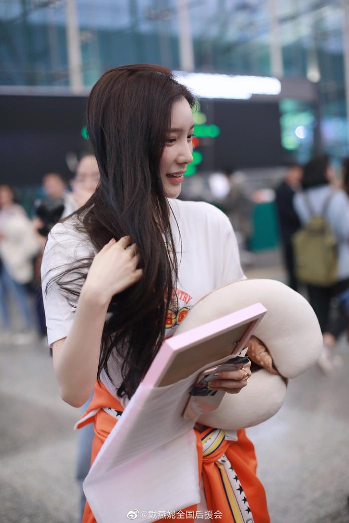 戴燕妮长发飘飘