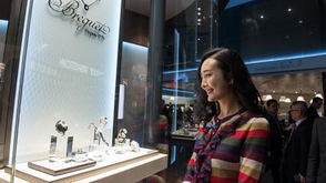 王鸥亮相优雅试戴新表