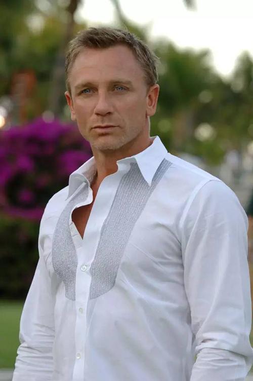 如果你觉得 Daniel Craig 解开三颗纽扣看起来还不错,请在决定效仿前照照镜子