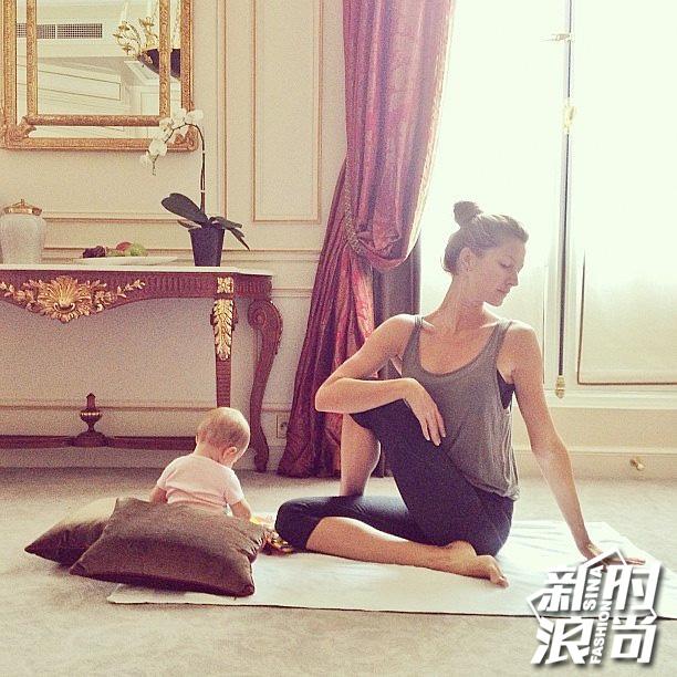 带着女儿一起做瑜伽的吉赛尔