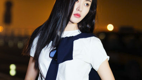 张天爱出征时装周帅一脸