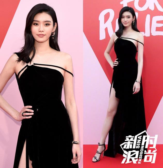 奚梦瑶身穿mugler性感丝绒高开衩长裙亮相#fashion-for-relief#-活动红毯