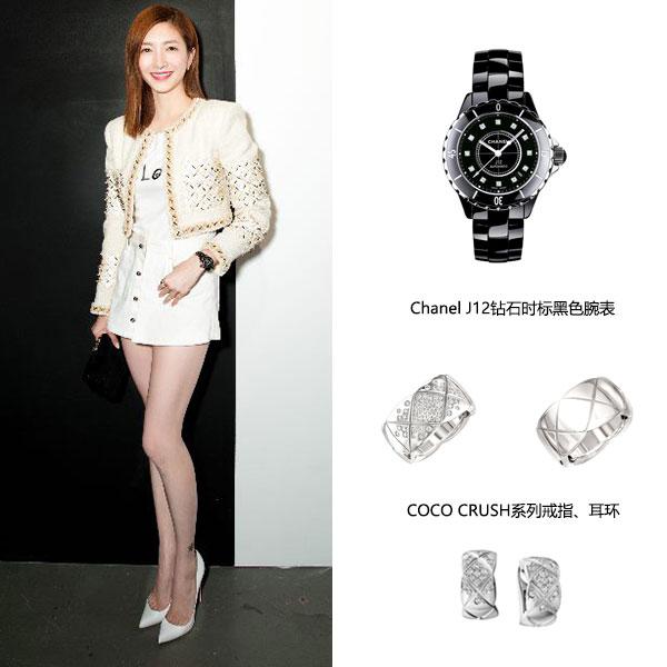 江疏影佩戴COCO CRUSH系列白18K金戒指、耳环,以及J12钻石时标黑色腕表。