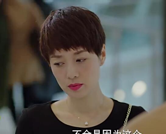 离婚后的罗子君一直佩戴卡地亚C DE CARTIER项链