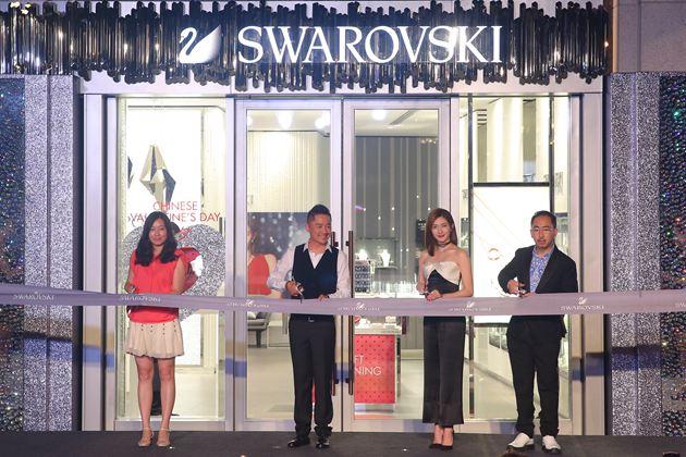 嘉宾为兴业太古汇施华洛世奇品牌旗舰店开业剪彩
