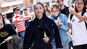 宋祖儿助阵GUCCI米兰大秀 长腿吸睛