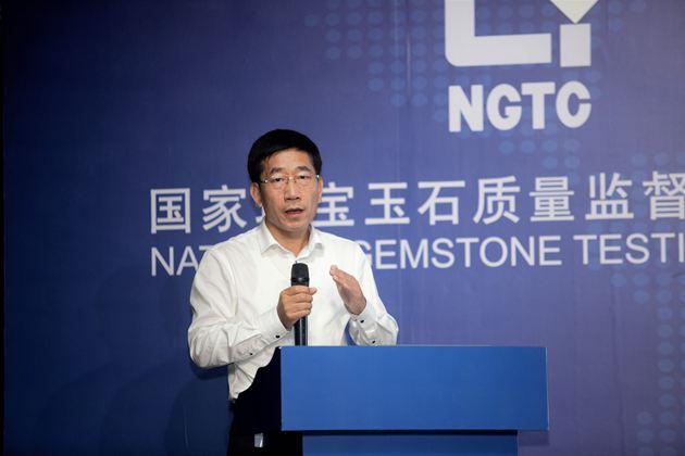 中国珠宝玉石首饰行业协会秘书长史洪岳做《中国珠宝电商未来发展的思考》主题发言