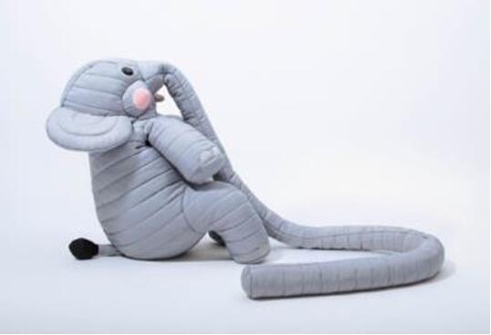 从装置延伸的纪念版公仔‘Bubblecoat Elephant’抱抱象全人手制作羽绒材质,总长约190cm
