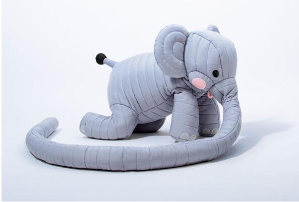 从装置延伸的纪念版公仔‘Bubblecoat Elephant’抱抱象全人手制作羽绒材质,总长约190cm