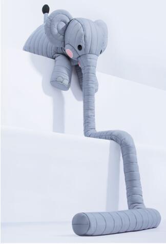 从装置延伸的纪念版公仔‘Bubblecoat Elephant’抱抱象全人手制作羽绒材质,总长约190cm