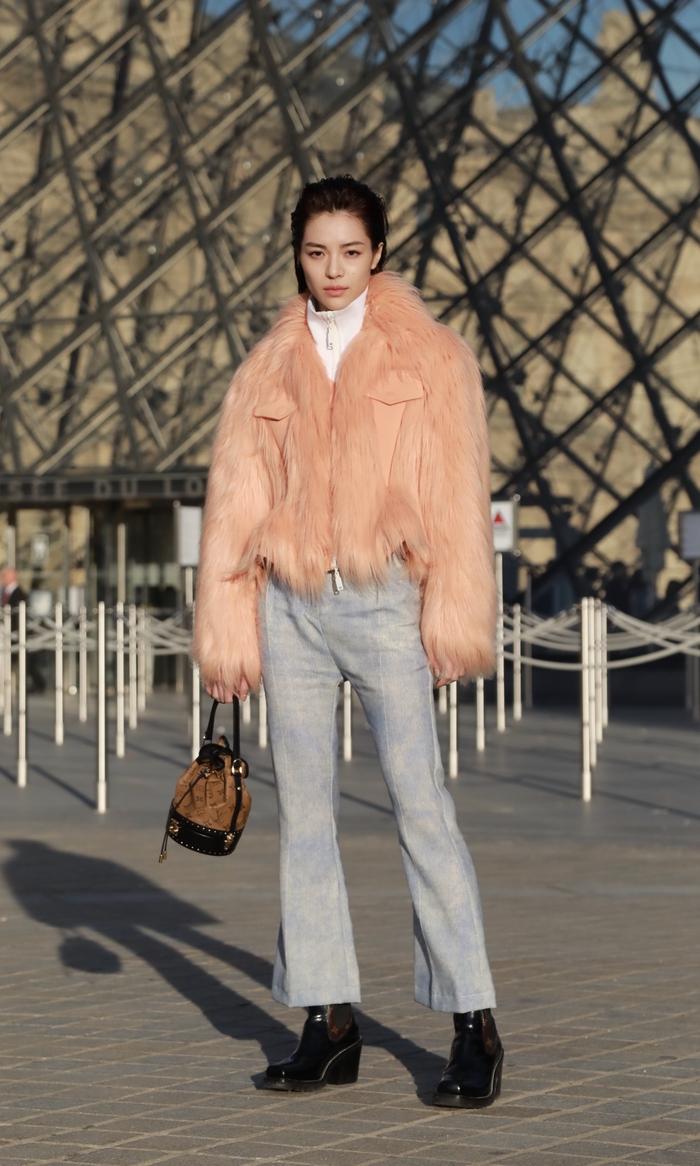 钟楚曦亮相Louis Vuitton 2018春夏女装系列大秀