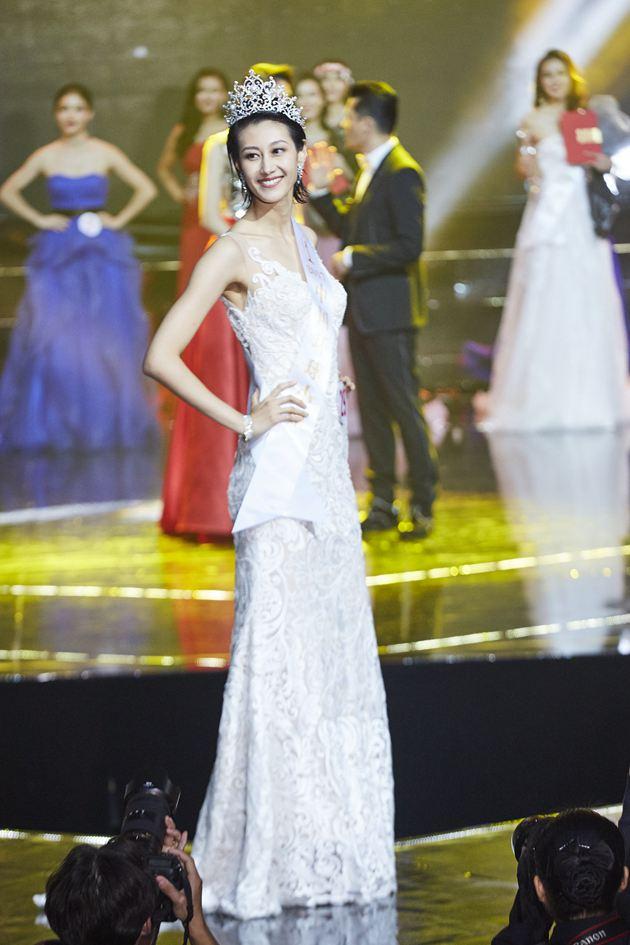 2017年环球小姐中国区总决赛冠军 – 邱蔷身着LOVA WEDDINGS 2017年GOLDEN ERA黄金年代系列礼服