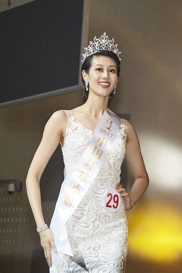 2017年环球小姐中国区总决赛冠军 – 邱蔷身着LOVA WEDDINGS 2017年GOLDEN ERA黄金年代系列礼服