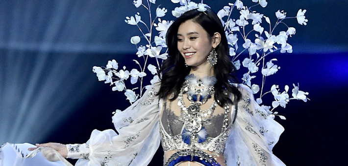 奚梦瑶用微笑化解摔倒尴尬