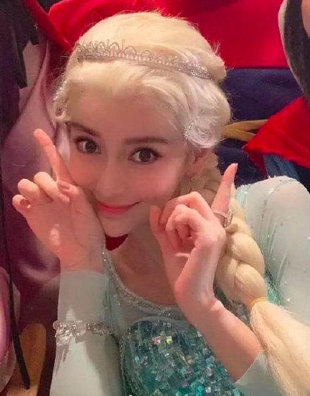 Angelababy cos艾莎公主