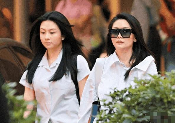 邱淑贞与二女儿沈日逛街
