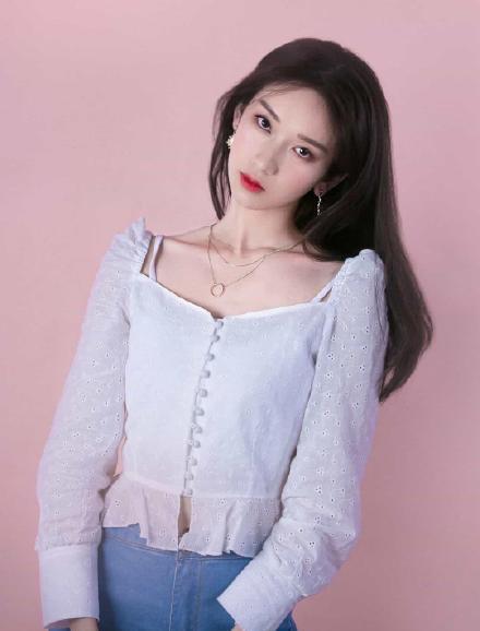 刘令姿锁骨