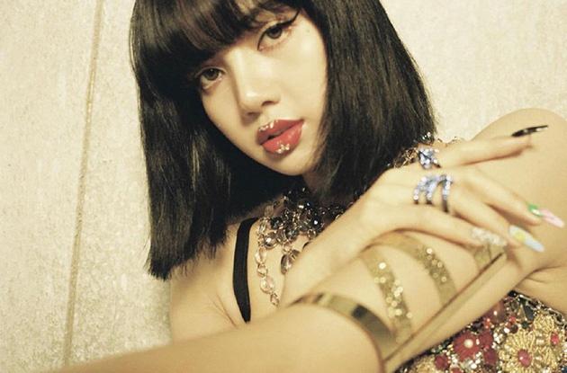 Lisa MV妆容