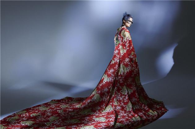 李宇春Gucci定制款红⾊丝绸老虎印花长袍造型