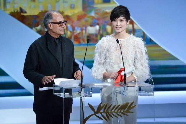 李宇春2014年戛纳与阿巴斯导演颁奖