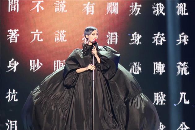 李宇春的“黑色热气球装”