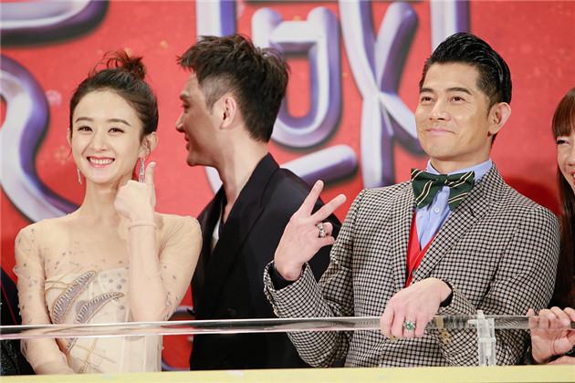 说什么悄悄话呢?