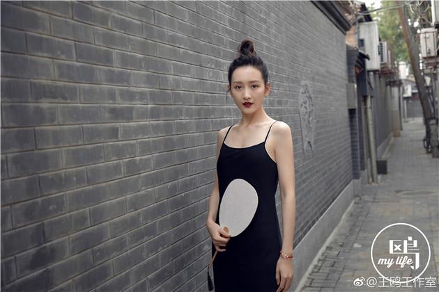 王鸥穿吊带裙
