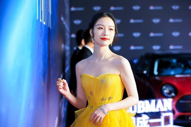 倪妮一席黄纱裙现身2019风格大赏红毯