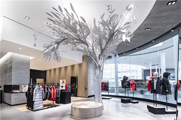 在Canada Goose加拿大鹅Yorkdale约克戴尔购物中心店展出由Alex Fisher和Qavavau Manumi创作的《Story Tree》