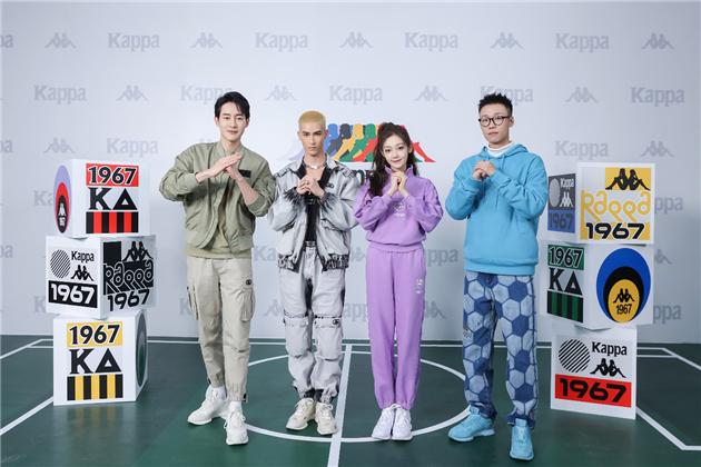 「Kappa品牌青春大使」硬糖少女303希林娜依•高(右二)、INTO1米卡(左二)、主持人陈正飞、《小科学说》主编李小科空降直播间