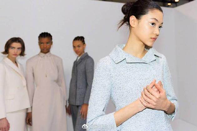 #2022春夏高定时装周# 迪奥高订秀场的“白色下眼线”妆容