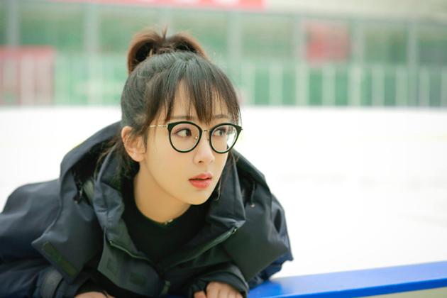 杨紫高马尾+黑框圆眼镜