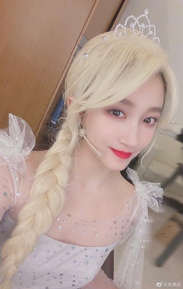 关晓彤cos艾莎公主