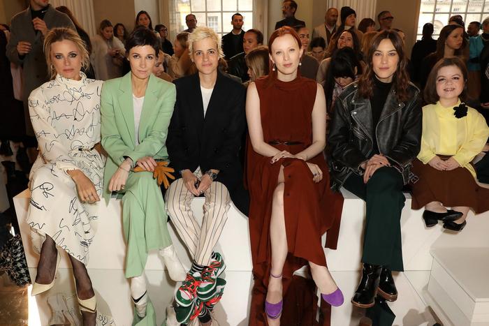 从左至右依次 Laura Bailey, Cassandra Grey, Samantha Ronson, Karen Elson, Alexa Chung, and Sinéad Burke