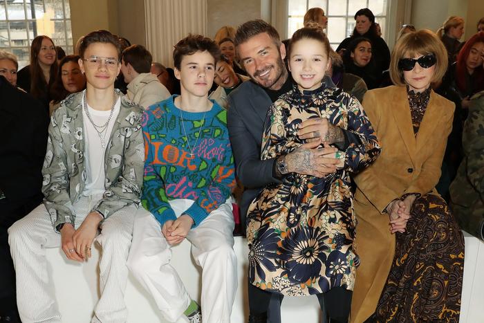 从左至右依次 Romeo Beckham, Cruz Beckham, David Beckham, Harper Beckham, Anna Wintour