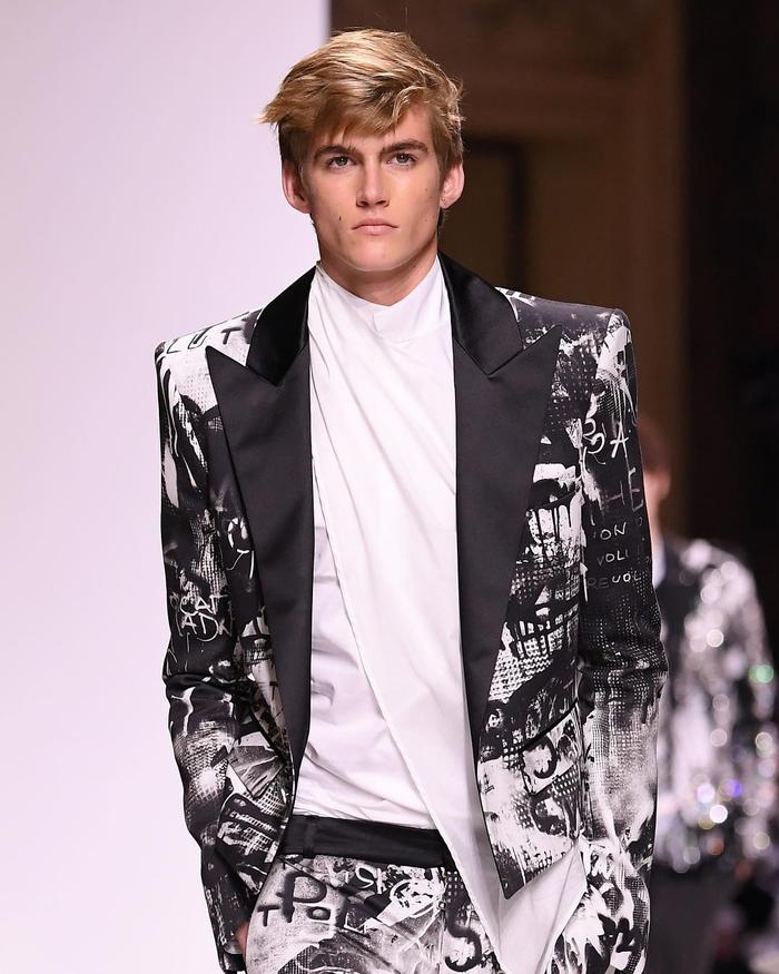 BALMAIN 秀场上的Presley Gerber