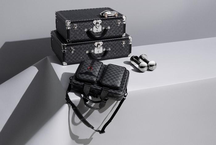 Utility 公文包;Monogram Eclipse 哑铃 3 公斤;Voguez Volez Voyagez 汽车造型镇纸;Cotteville Damier Graphite 硬箱