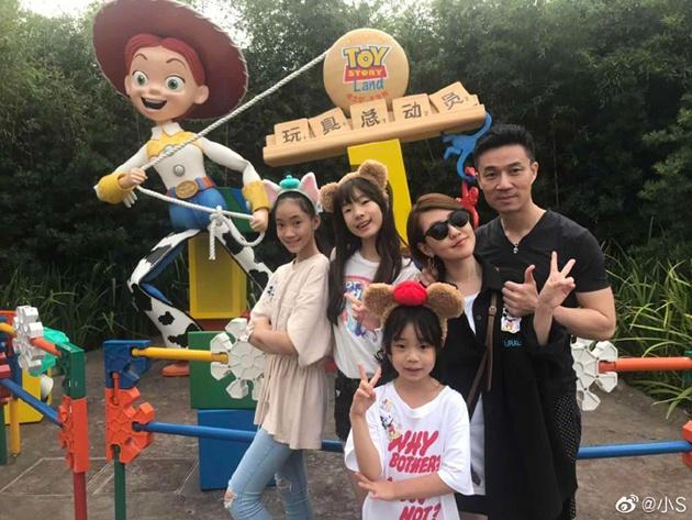 小S一家合照