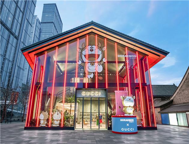 古驰成都远洋太古里旗舰店外墙与哆啦A梦装置