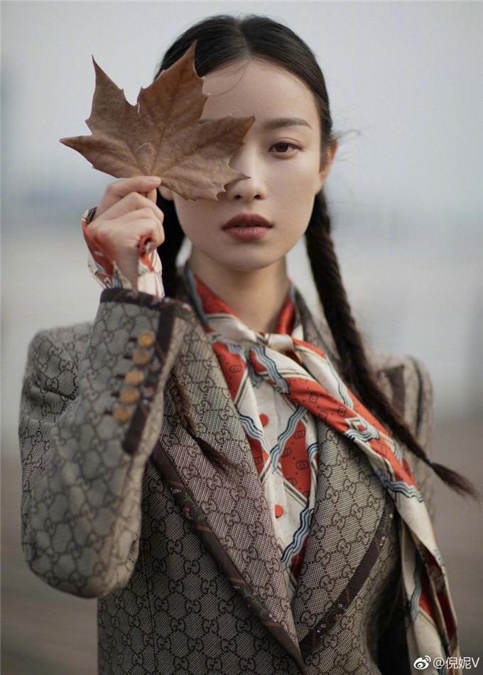 “土气”双麻花辫在倪妮造型上大翻身